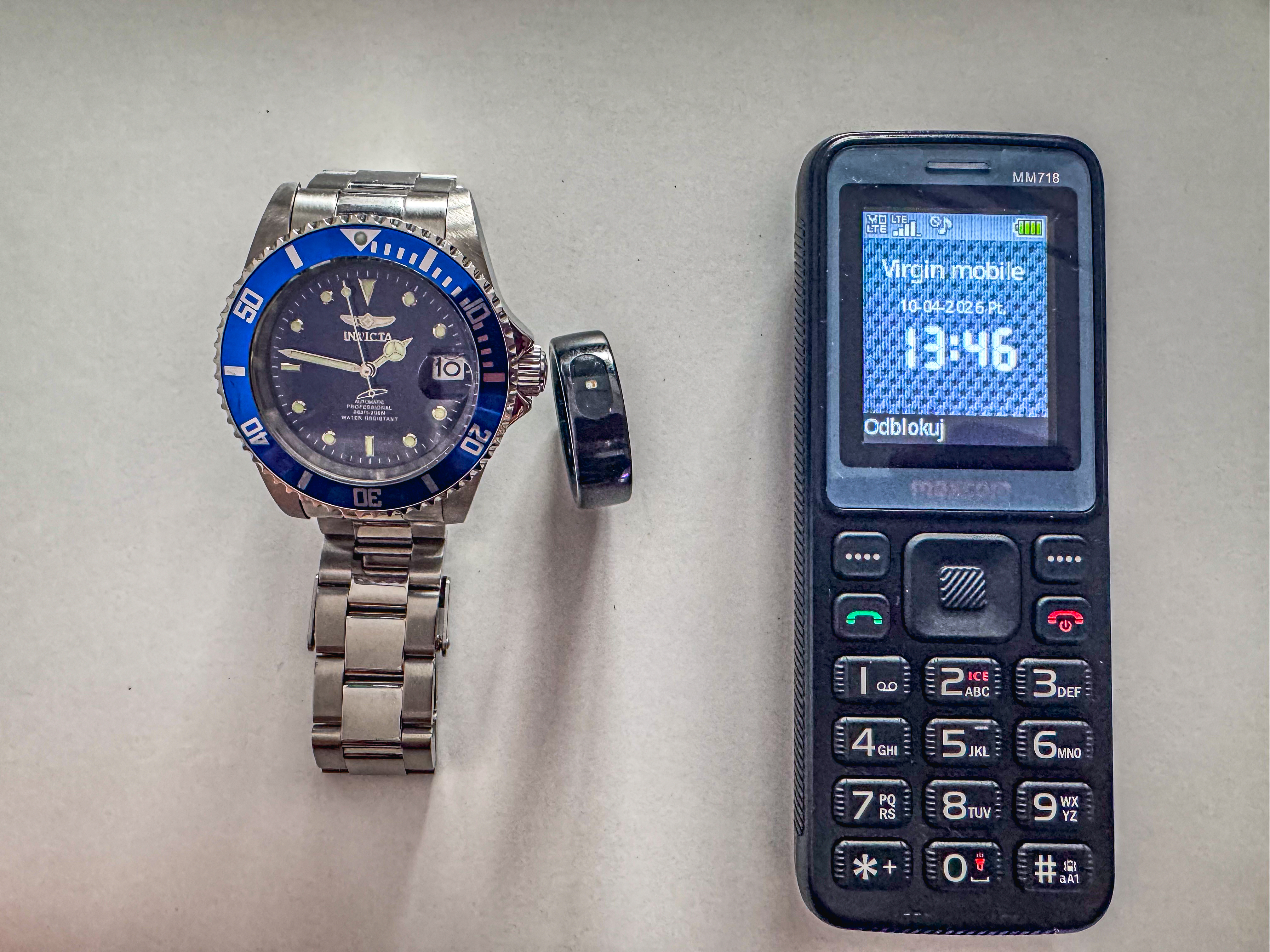 zegarek mechaniczny, smart ring, telefon komórkowy